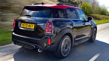 MINI Countryman в движении сзади